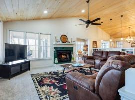 Stunning Mountain Views and Spacious Comforts!, vacation home in Hiawassee