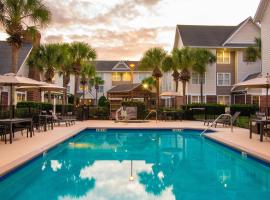 Residence Inn by Marriott Jacksonville Butler Boulevard, hotelli, jossa on porealtaita kohteessa Jacksonville