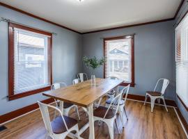 Spacious Home with In-Unit Laundry, Parking, 1GB WiFi, & Patio Deck, khách sạn ở Rochester