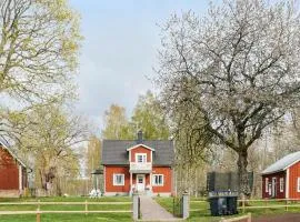 4 Bedroom Beautiful Home In Mörlunda