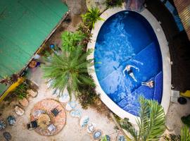Pura Vida Mini Hostel Santa Teresa: Santa Teresa Beach şehrinde bir otel