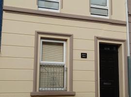 Helens House Derry City Centre Remarkable 3-Bed, hotel cerca de St. Columbs Cathedral, Derry