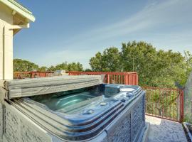 Vallejo Home with Spacious Deck, Hot Tub and Views, hotelli kohteessa Vallejo