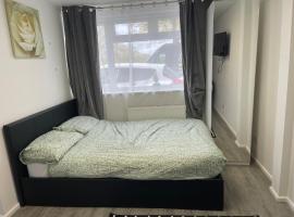 En-suite room in central Milton Keynes, homestay in Milton Keynes