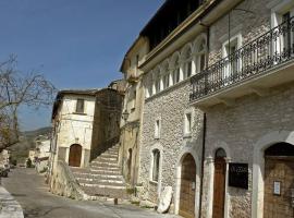 La Loggia Di Federico, guest house in Navelli