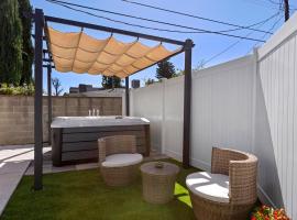 Adorable 3 bedroom with Jacuzzi & more, hotel near Bellaire Banquet Hall, Los Angeles