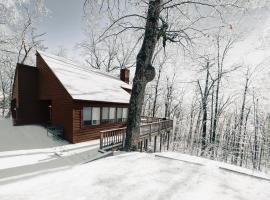 Winter Retreat at Oak Ledge! Ski Tips & Cozy Sips, hotell i Lyndhurst