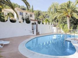 Lovely villa with heated pool and green garden، فندق في غانديا