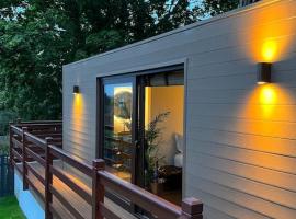 Luxurious cabin with desk & mini library, hotel em Parkstone