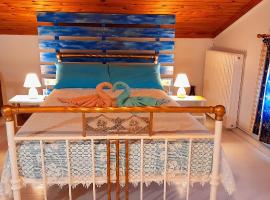 Katia's ATTIC, помешкання типу "ліжко та сніданок" у місті Ахараві