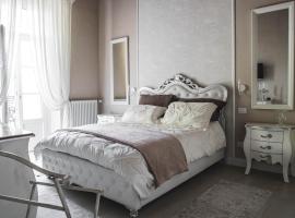 BELVEDERE Luxury Apartment, view on the Lucca Walls, luxury hotel in Lucca