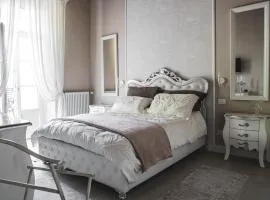 BELVEDERE Luxury Apartment, view on the Lucca Walls