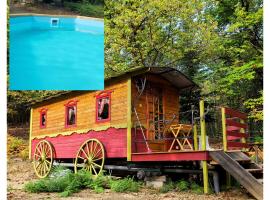 La roulotte rose rouge, luxury tent in Valgorge