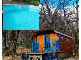 Roulotte la bleuet avec piscine, hotel di Valgorge