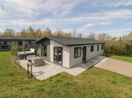 Meadow Lodge, holiday home in Lifton