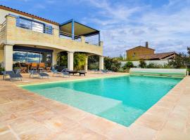 Nice Home In Flaux With Outdoor Swimming Pool, 2 Bedrooms And Wifi, hótel í Flaux