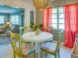 Happy Days at Two Oaks Entire Home Minutes From Beautiful Lake Hollingsworth，萊克蘭的度假屋
