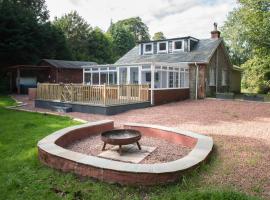 Auchendennan Farm Self Catering Cottages, hotel v destinaci Balloch