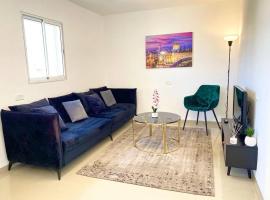 Chic apartments next to the sea, holiday rental in Qiryat Yam