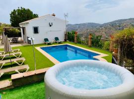 Villa en Frigiliana con Piscina y Jacuzzi, vacation home in Frigiliana