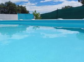 Villa Saudade, casa entre encinas, hotel em El Castillo de las Guardas