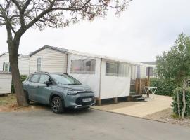 Mobil home équipé dans camping familial، منتجع في فيك- لا-غارديول