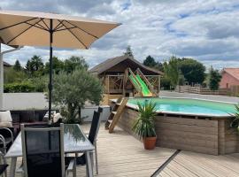 Magnifique villa avec piscine et cabane, aluguel de temporada em Saubrigues
