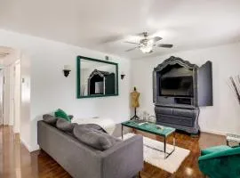 Chic Dallas Condo with Pool, Walk to Knox Street!