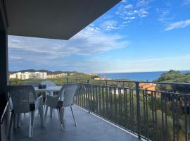 Apartamento con terraza en la playa de La Fosca, отель с парковкой в Паламосе