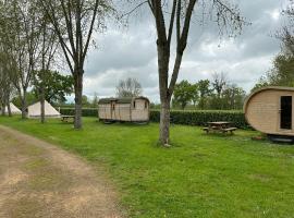 Camping de Messeugne, hotell med parkeringsplass 