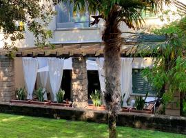 Confortevole Bilocale Giardino Doppio Parcheggio, self catering accommodation in Punta Ala