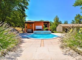 Lovely Home In St Just D Ardeche With Outdoor Swimming Pool، فندق مع موقف سيارات في Saint-Marcel-dʼArdèche