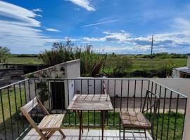 Appartement dans Mas camarguais, hótel í Saint-Laurent-dʼAigouze