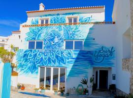 Surf Yoga Ericeira Guest House, къща за гости в Ерисейра