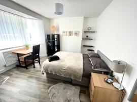 Modern Double Room with Fire TV, pensionat i Hither Green