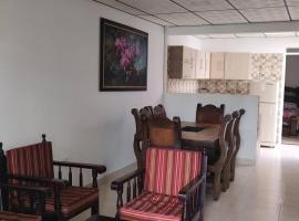 Acogedora casa familiar: La Tebaida şehrinde bir otel