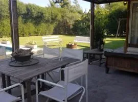 Hermosa casa con fogonero, parrilla cubierta, pileta y jardin parquizado