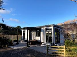 Tiny Home Luxury Farm Escape, holiday home in Egmont Village