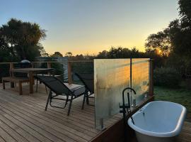 Enjoy a renovated retreat with outdoor bath, hotel Creswickben