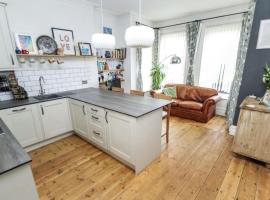 Lovely Westbourne apartment - 15 min walk to beach, hotel blizu znamenitosti Kaplan International College Bournemouth, Bornmut