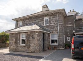 Church Farmhouse - Castle View (4 bedroom) & Church View (2 bedroom), hotel v mestu Castletown