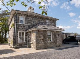 Church Farmhouse - Castle View (4 bedroom) & Church View (2 bedroom), vila v destinaci Castletown