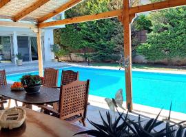 Luxury apartment SEA HELM with private swimming pool and BBQ, luksushotell sihtkohas Lagonísi