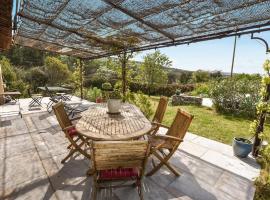 Stunning Home In Roussas With Outdoor Swimming Pool, Private Swimming Pool And 4 Bedrooms, ξενοδοχείο σε Roussas