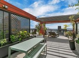 City and view holiday home, pet-friendly hotel sa Auckland