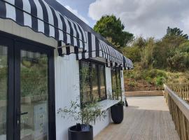 Tiny house with greenhouse dining, hotel a Lower Hutt