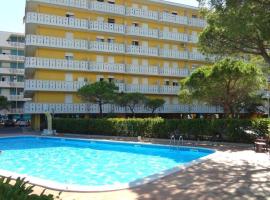 Appealing apartment in Porto Santa Margherita with pool, alquiler vacacional en Porto Santa Margherita