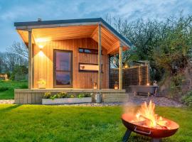 Luxury Glamping Cabin with Outdoor Bath on Cornish Flower Farm, hotel in Truro