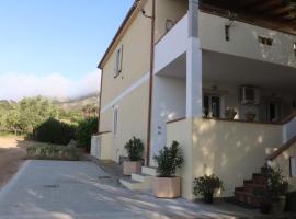 casa oleandri, holiday home in Golfo Aranci