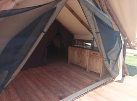 Tente Lodge pour 5 personnes en bordure de la rivière Allier, cheap hotel in Saint-Yorre